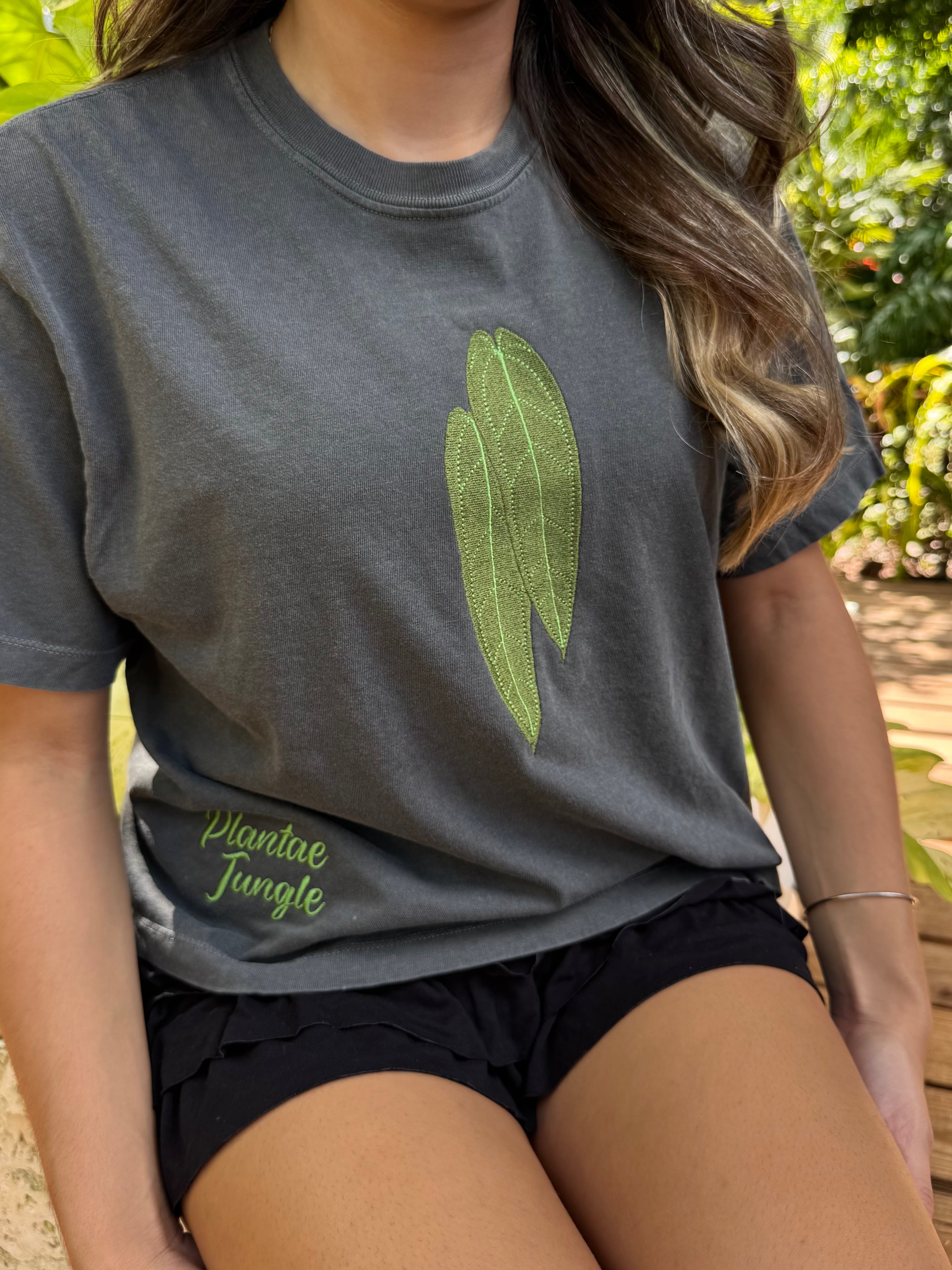 T-Shirt - Embroidered Anthurium Warrocqueanum Queen