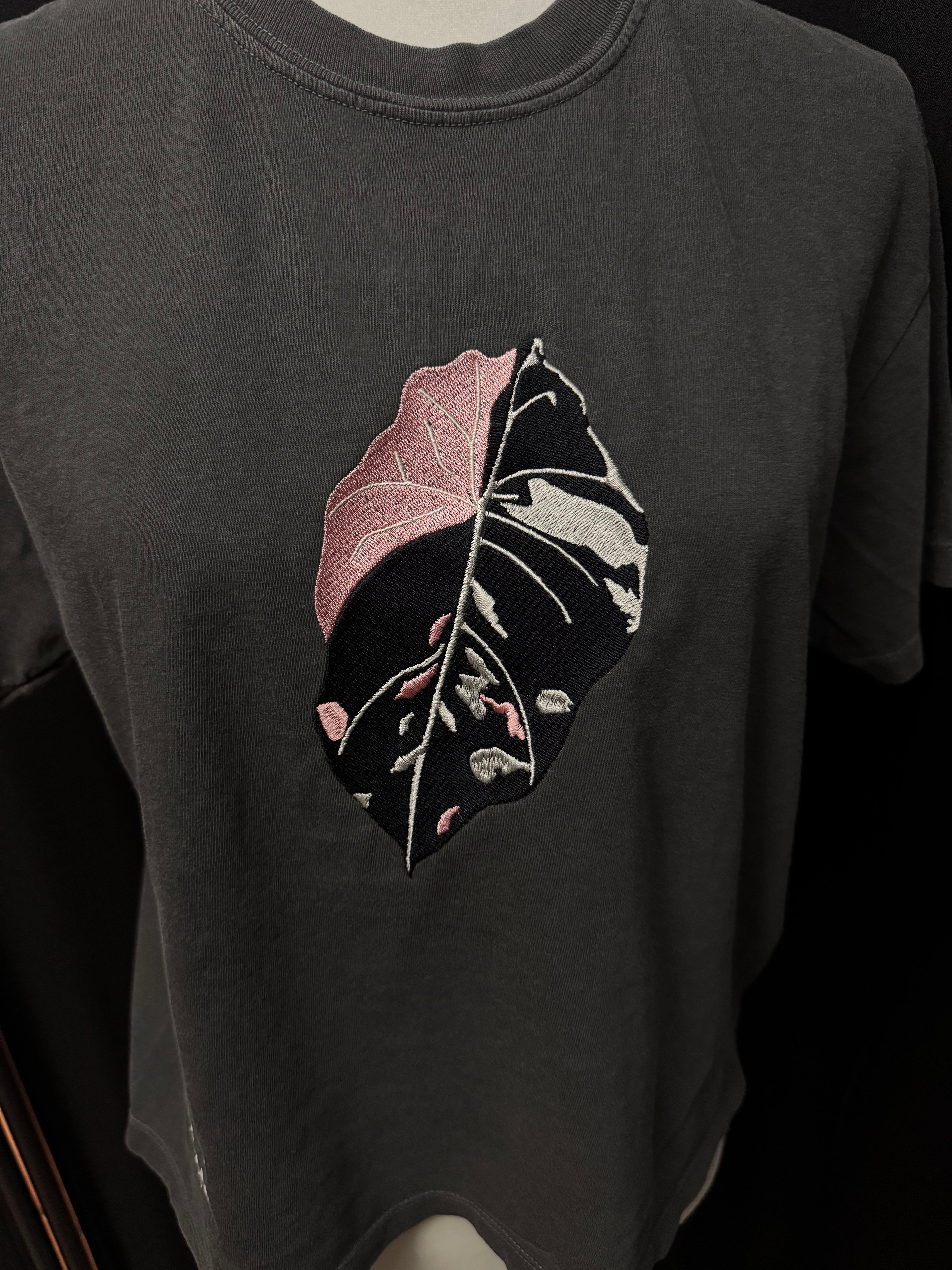 T-Shirt - Embroidered Alocasia pink black velvet Variegated