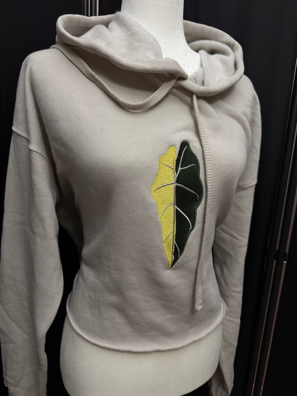 Fleece Hoodie cropped - Embroidered Alocasia Amazonica aurea