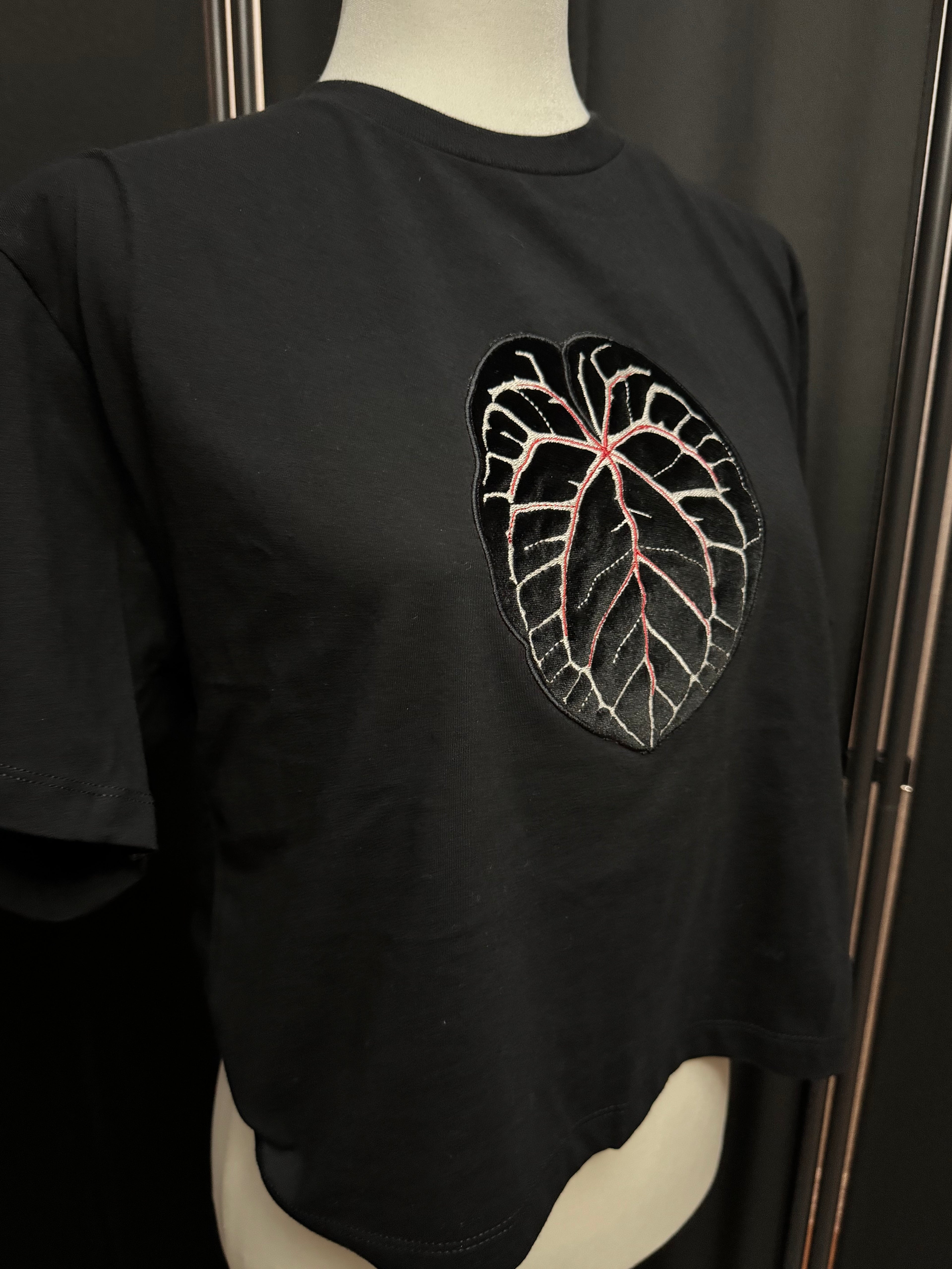 T-Shirt - Embroidered Anthurium "Michelle"