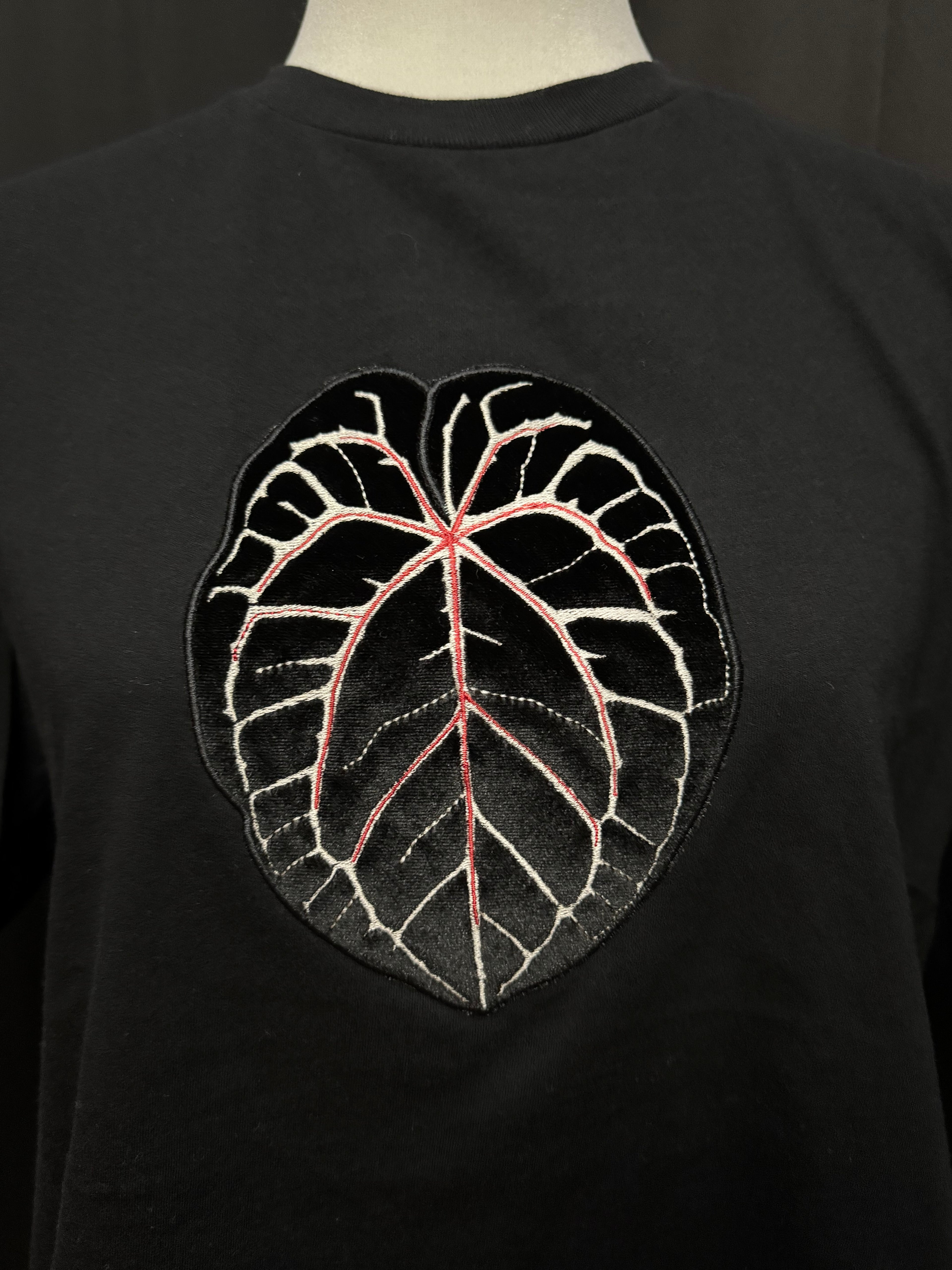 T-Shirt - Embroidered Anthurium "Michelle"