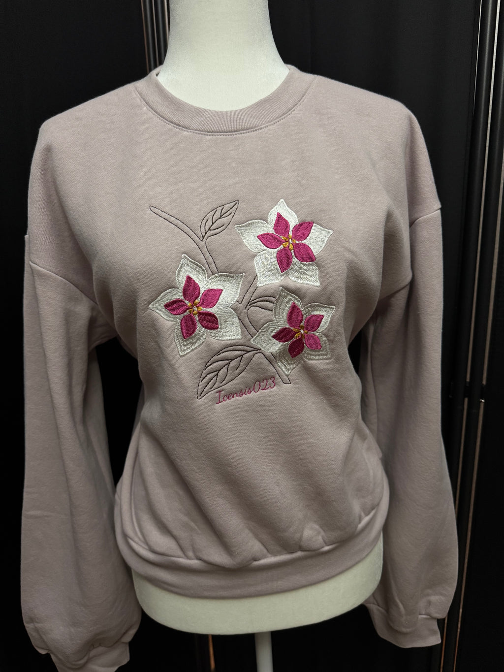 Sweatshirt Fleece Crewneck - Embroidered Hoya bloom - patcharawalai (icensis 023)