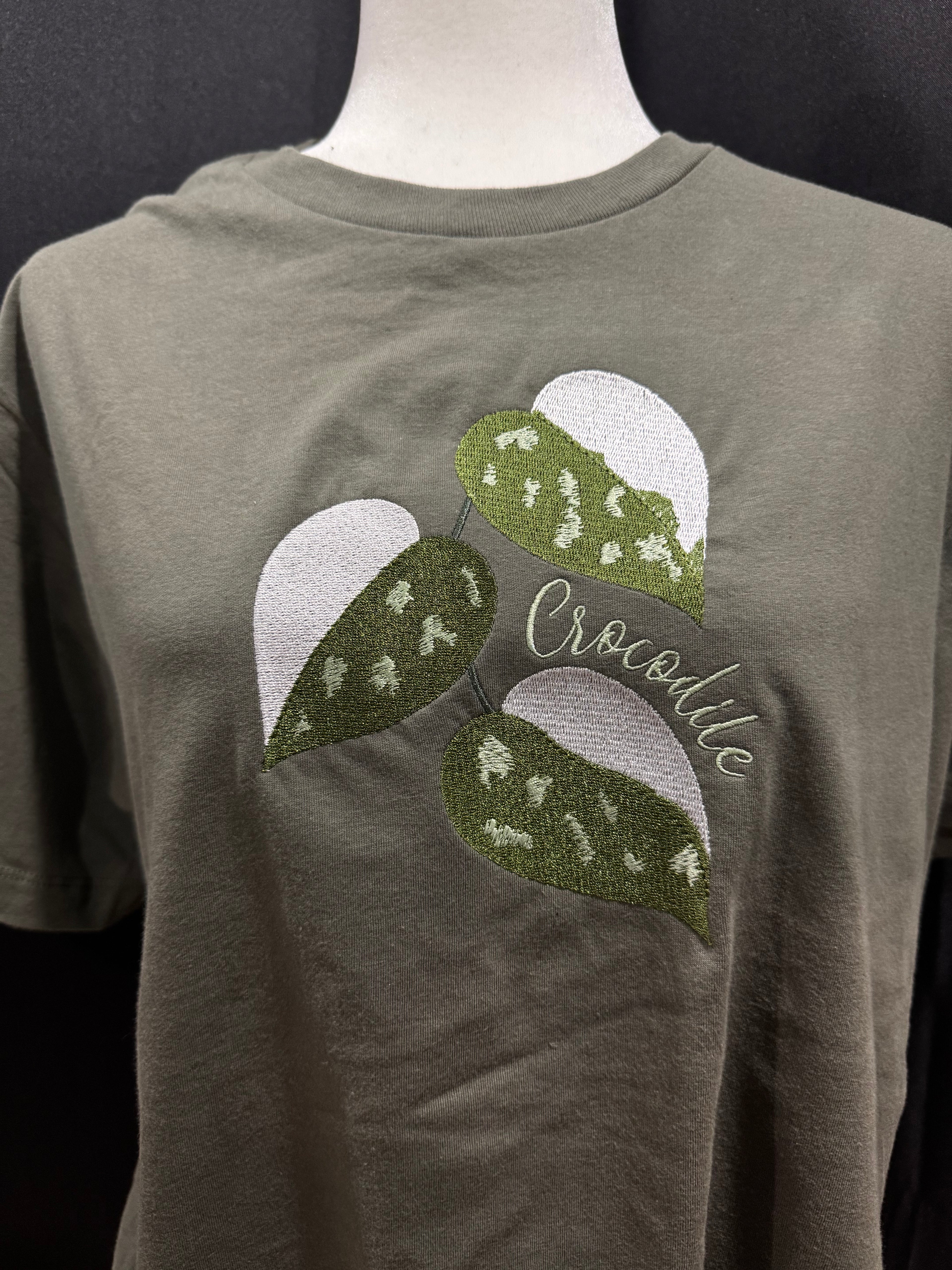T-Shirt - Embroidered Scindapsus argyraeus white crocodile
